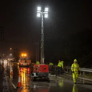 Towable Diesel Light Tower with 4 LED Floodlights 160L Fuel Tank and Hydraulic Mast for Road Work and Emergency Lighting